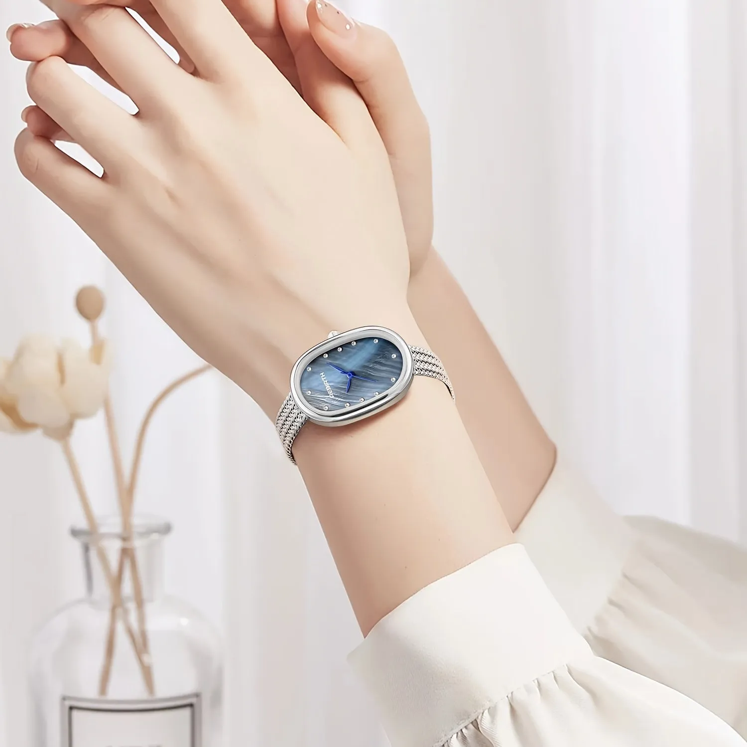 Elegant Oval Quartz Watch with Rhinestone Dial